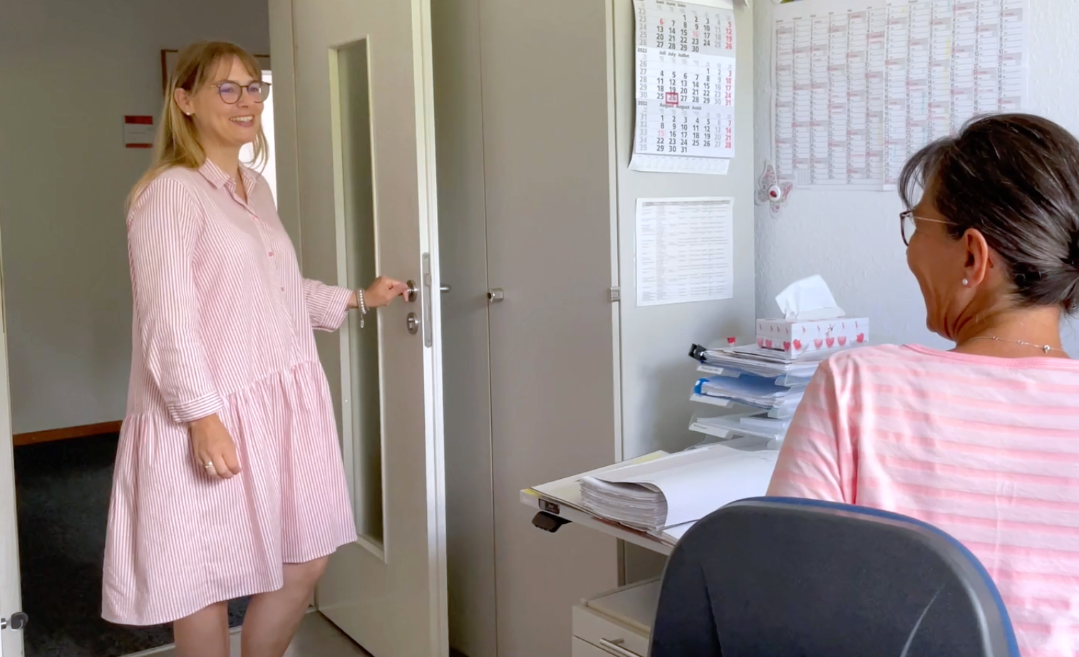 Die Direktorin der Zentralverwaltung im Austausch mit Mitarbeiterin